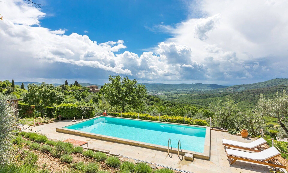 Bucine Villa | Cosy apartment in villa with A/C, WIFI, pool, TV, patio, pets allowed and panoramic view