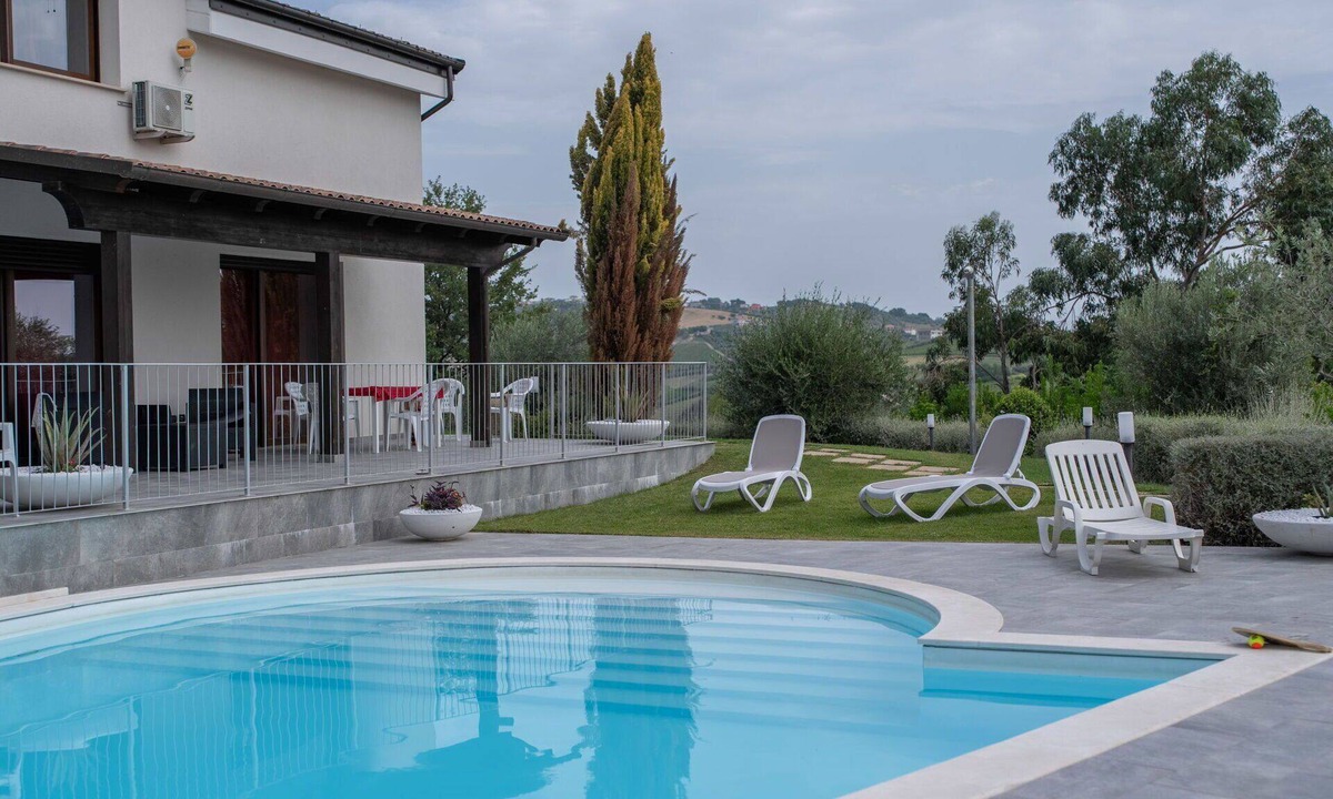 Citta Sant'Angelo Villa | Cosy apartment in villa with pool, A/C, WIFI, TV, patio, pets allowed and panoramic view