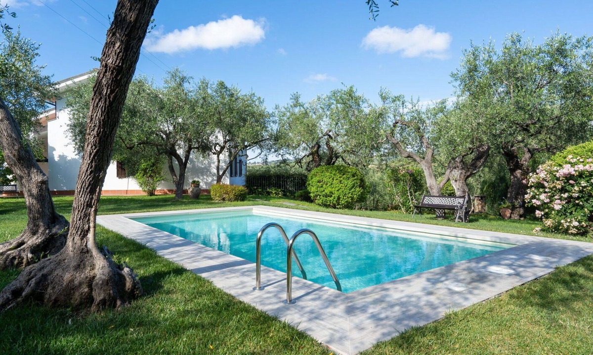 Monade Santa Lucia Villa | Cosy apartment in villa with pool, A/C, WIFI, TV, patio, pets allowed and panoramic view