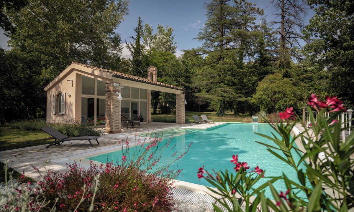 Amandola Apartment | Cosy apartment on a tranquil estate with shared pool & mountain views