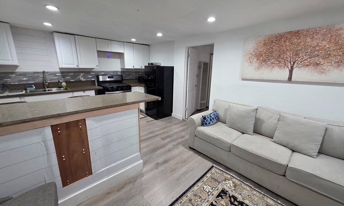Los Angeles Apartment | Cozy 2-bedroom apartment in charming Los Angeles with AC