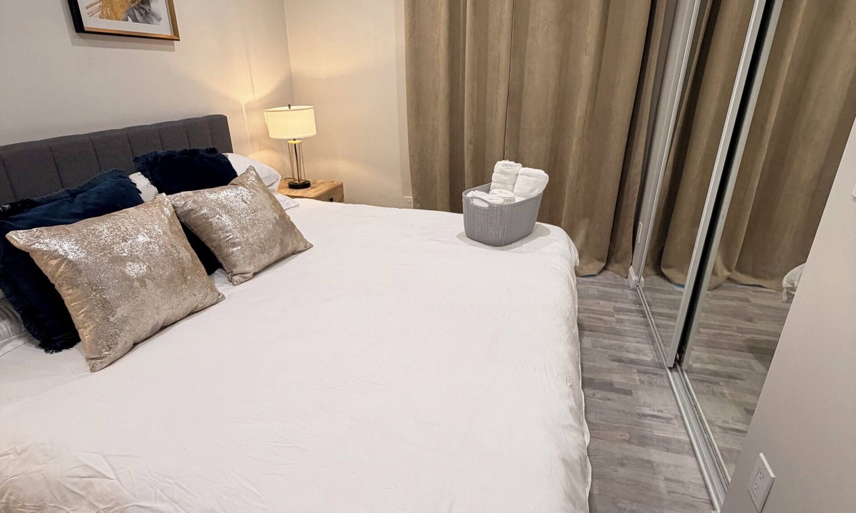 Claremont Apartment | Cozy 2-bedroom apartment in enchanting Claremont with AC