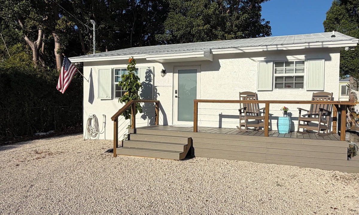 Rock Harbor House | Cozy 2-bedroom house in Key Largo- Steps from the Boat Ramp!