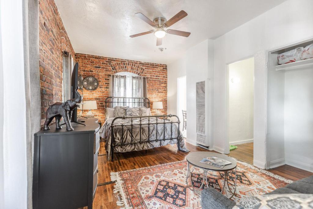 Larchmont Apartment | COZY AND STYLISH STUDIO (210)