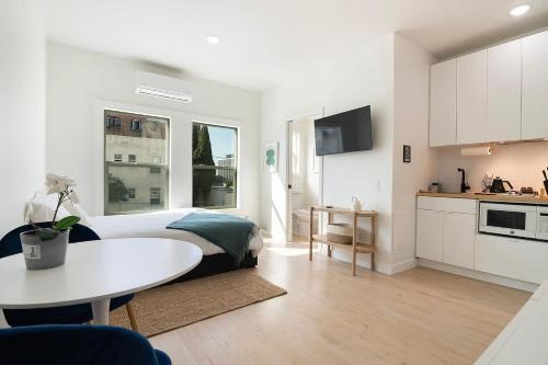 Westlake South Apartment | Cozy Downtown LA Studio #115 Kitchenette Wi-Fi