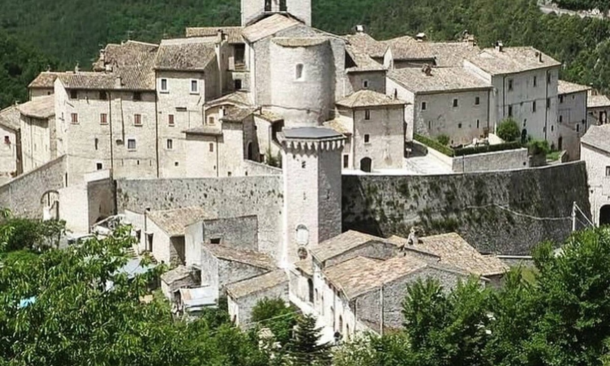 Vallo di Nera Apartment | Cozy Holiday Home, 2 double rooms Mountain Views in Medieval Village