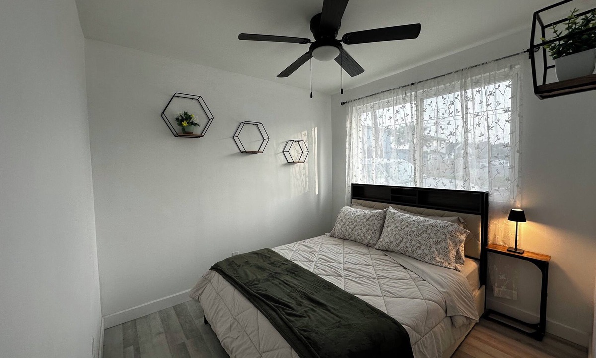 Paramount Apartment | Cozy Home Centrally Located near Beach Cities & Airport.