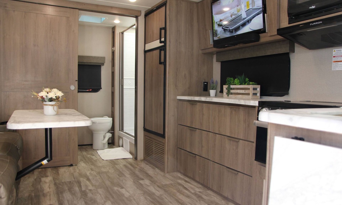 Palmdale House | Cozy new trailer situated near restaurants and stores .