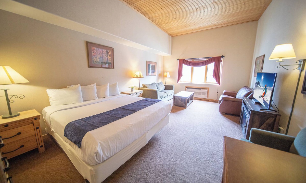 Mountain House Condo | Cozy Studio, Perfect for A Summer Getaway!