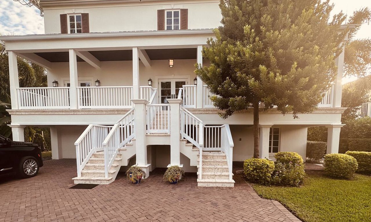 Marathon House | Custom Built Luxury Home on Canal; Walk to Beach; Close to Everything! Dockage