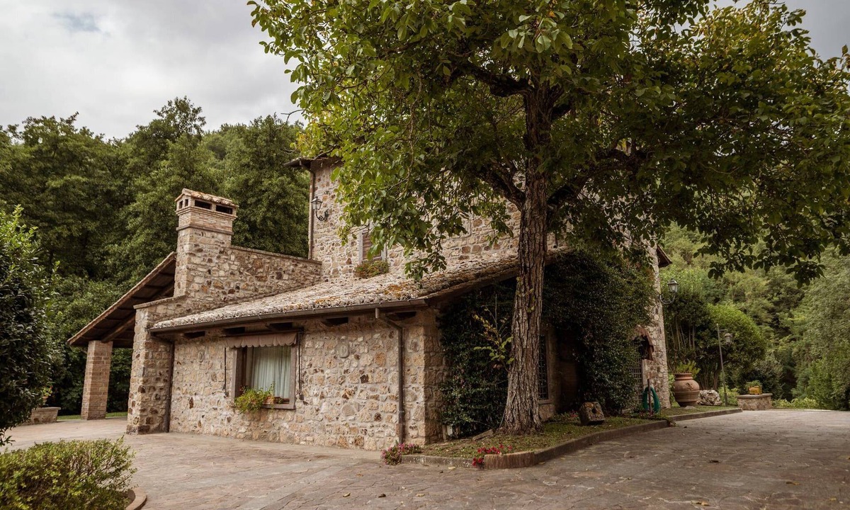 Celleno Villa | Dazzling Lazio Villa | Villa Bellona | 4 Bedrooms | Private Garden | Spacious.