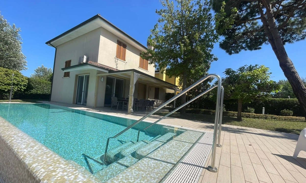 Isola Albarella Villa | Delightful villa with garden and pool in Albarella