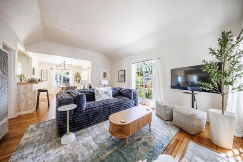 Carlson Park Apartment | Designer 2-Bedroom Home in Culver City - 20 Mins to LAX Airport