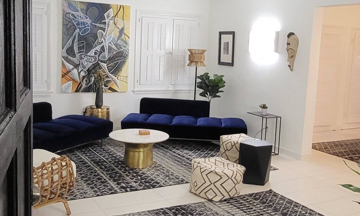 Greater Wilshire - Hancock Park Apartment | Designer Hancock Park home / 2 beds + 2 baths