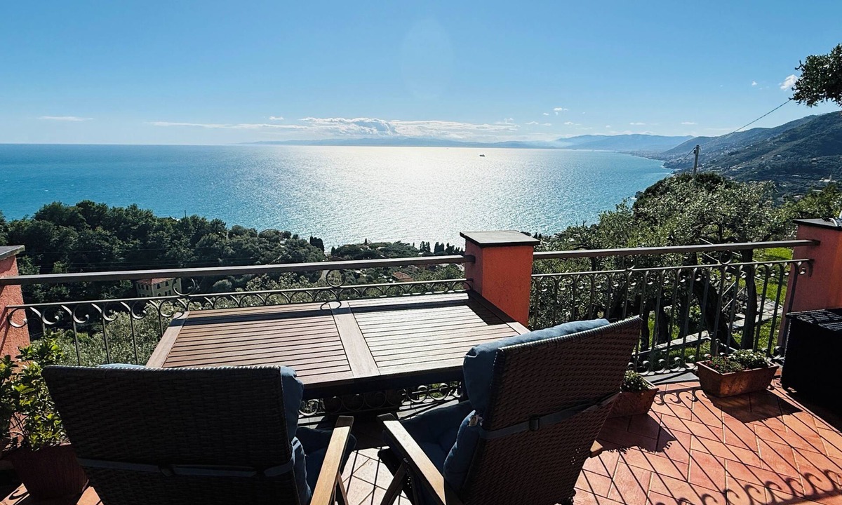 Camogli House | Detached cottage with sea view, large fenced garden and panoramic pool