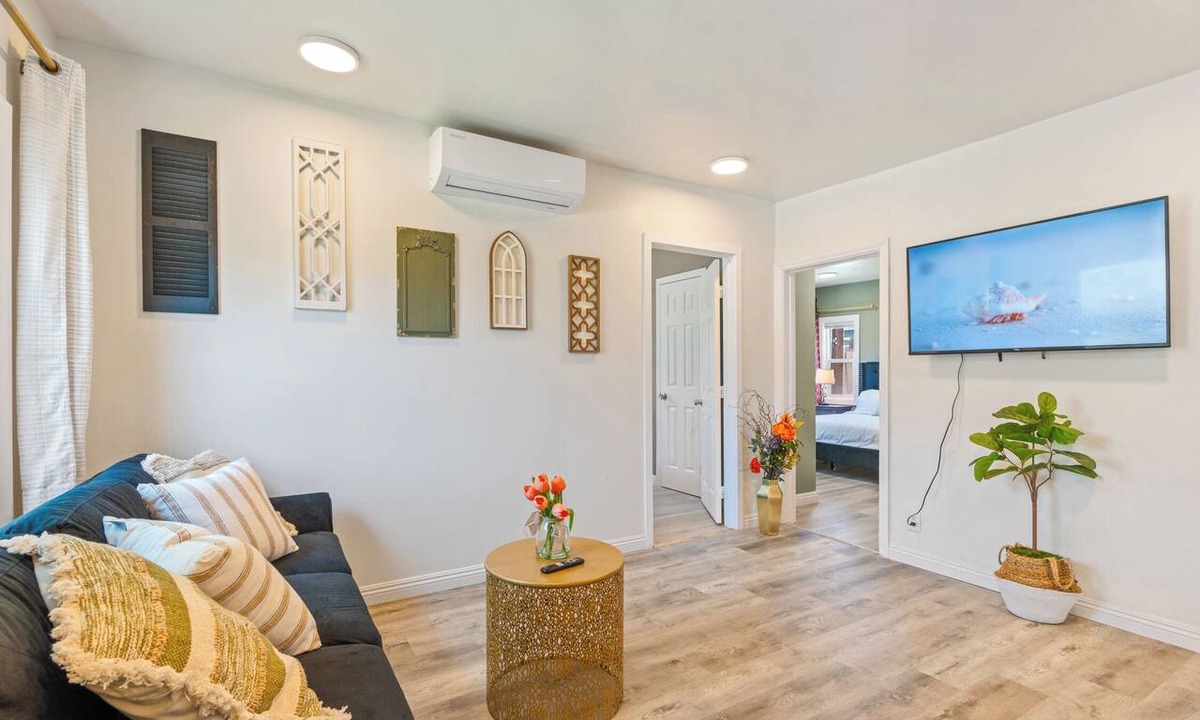 Alhambra Apartment | Detached house 2 Bedroom 1 Bathroom Prime & Private location King Bed! 1109