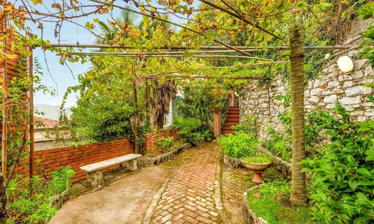 Vezzano Ligure Apartment | Discover the magic of Corte del Poeta, an oasis of tranquility in the heart of Vezzano, in the picturesque province of La Spezia. This charming vacation home, designed for those seeking a retreat away from the hustle and bustle of mass tourism, is the id
