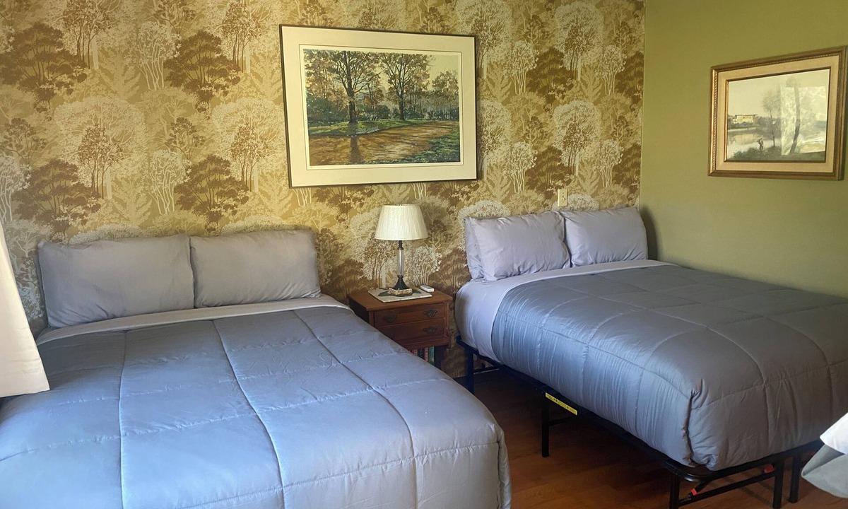 Three Rivers Apartment | DOG FRIENDLY STUDIO APARTMENT WITH GREAT VIEWS - 2 MILES TO PARK.