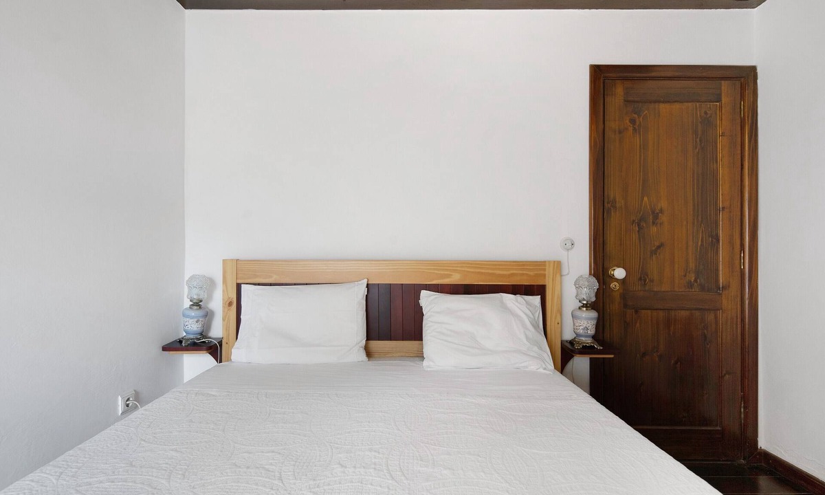Altares Apartment | Double Room 1 - Quinta Do Rossio with Sea View, Wi-Fi & Air Conditioning