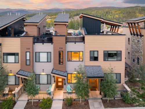 Winter Park House | Downtown WP Villa 268 I Rooftop Hot Tub I Great Views I Activity Program