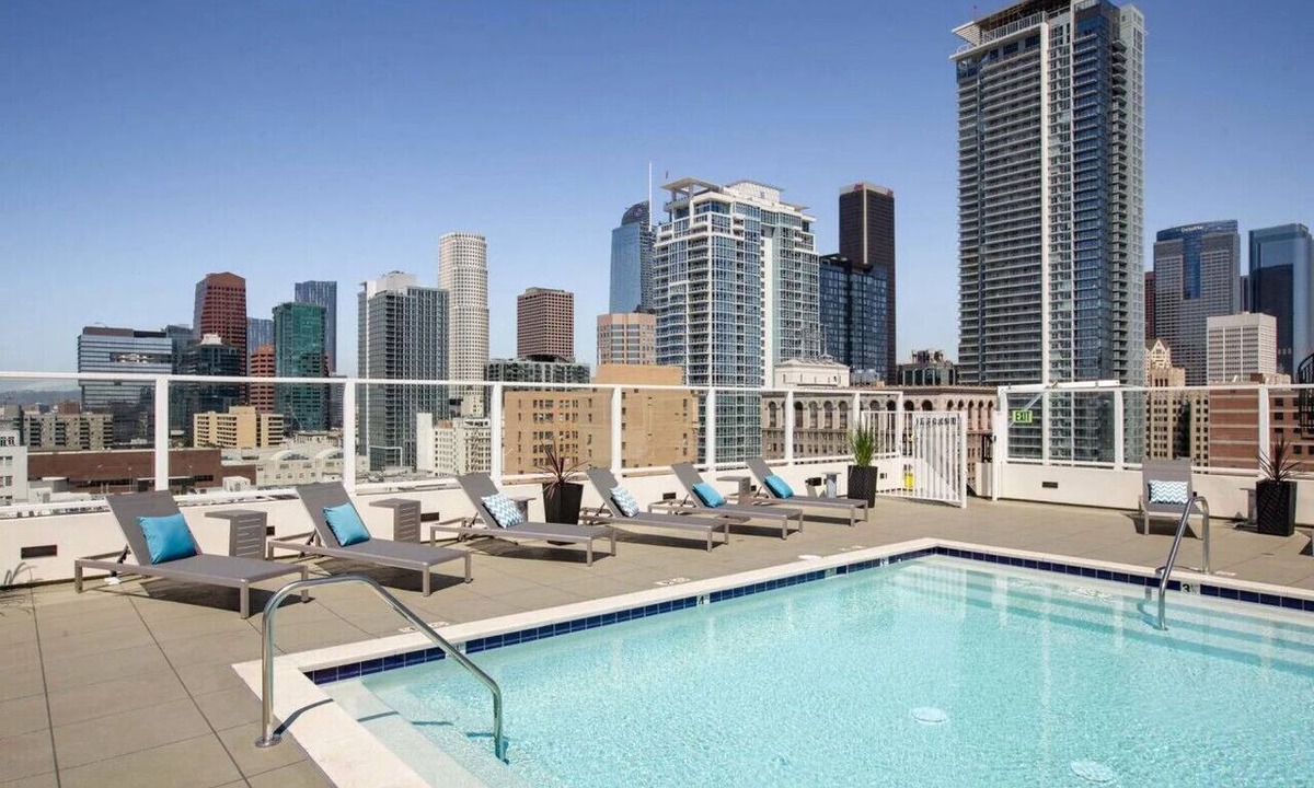 Historic Core Apartment | DTLA 2BR | Rooftop Jacuzzi & Sunset Views!