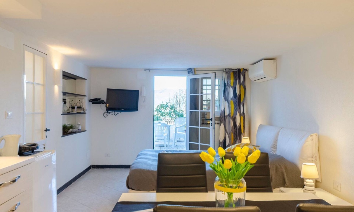 San Massimo Apartment | Einzimmerwohnung mit Terrasse und Blick auf den Berg by Interhome