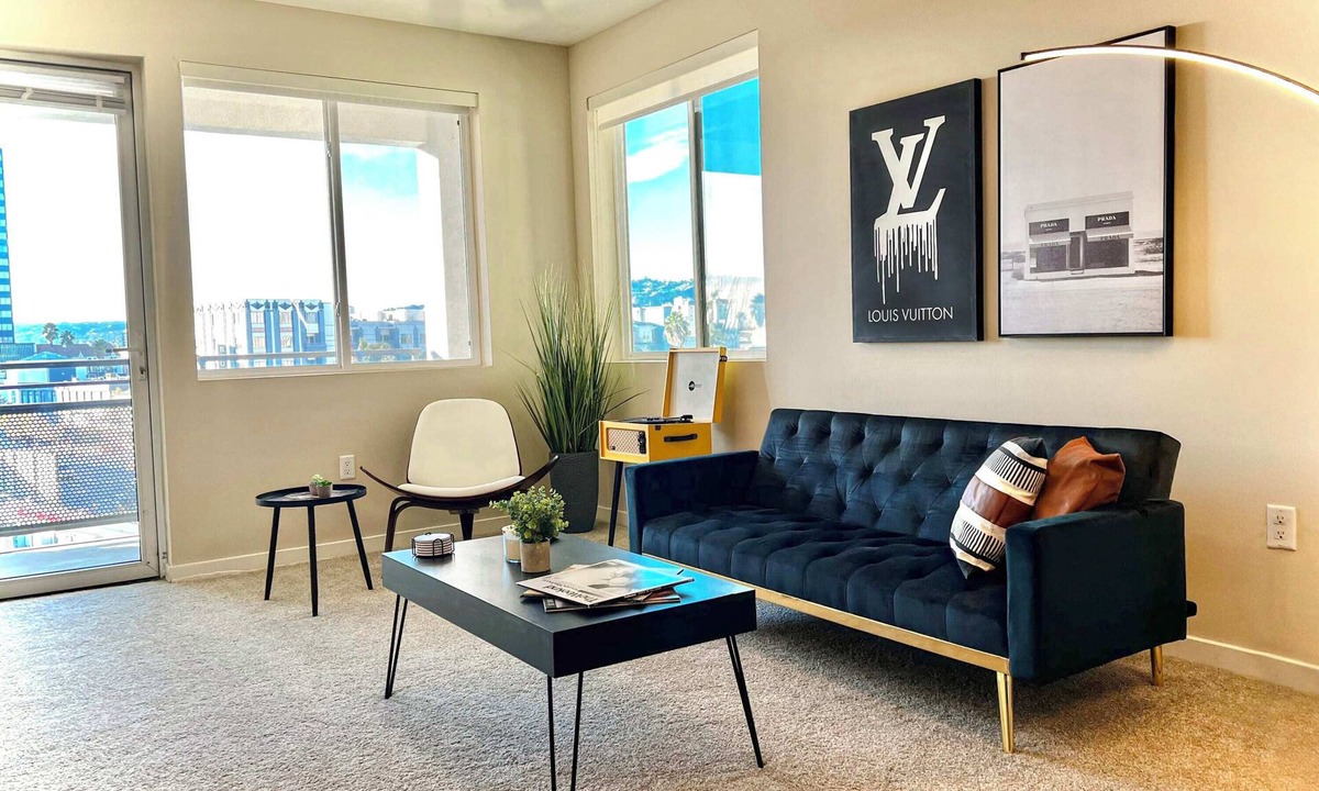 Mid-Wilshire Apartment | Elegant City Escape | Gym & Pool | 10mins to Cedar