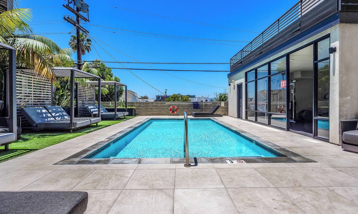 Larchmont Apartment | Elegant Gillis House with Pool and Gym