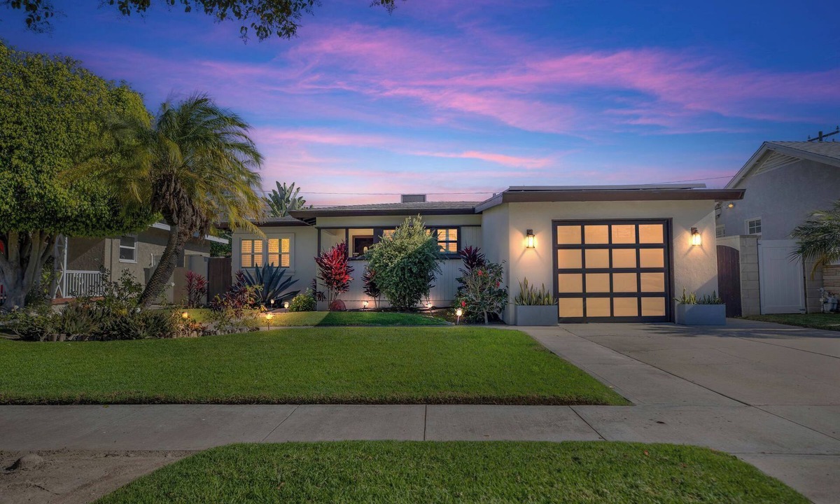 The Plaza House | Fabulous 2-bedroom house with Pool and spa in sunny Long Beach