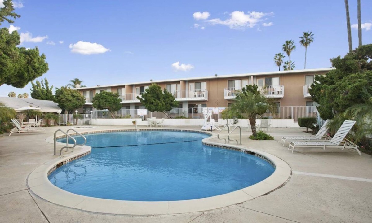Torrance Hotel | Family Getaway! Four Lovely Units, Pool, Restaurant, Close To Attractions