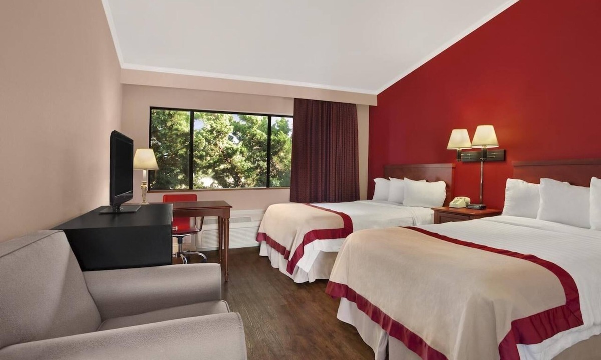Torrance Hotel | Family Getaway! Three Awesome Units, Pool, Hot Tub, Close to Attractions