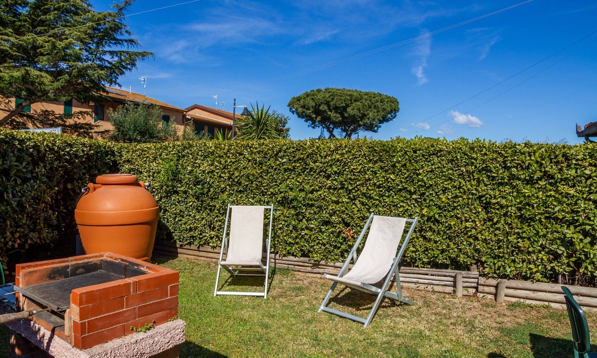 Pian di Rocca House | Farmhouse 'Ruggeri - Casa Rosa' with Shared Garden, Wi-Fi and Air Conditioning