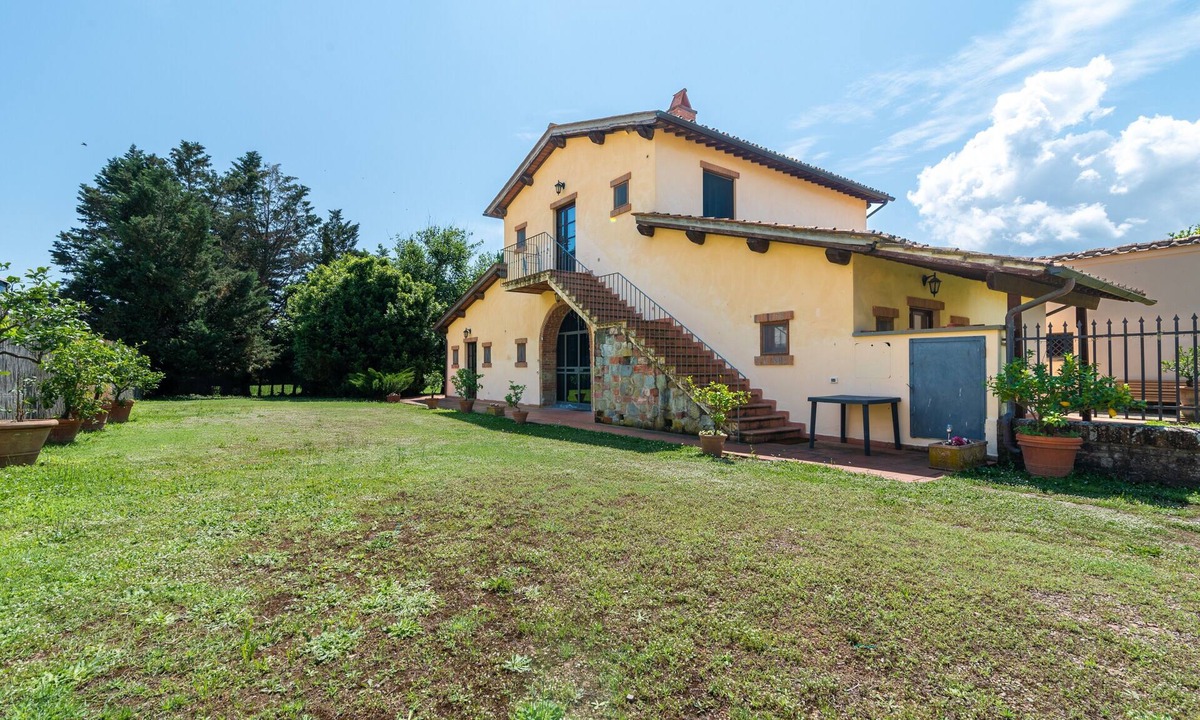 Laterina House | Farmhouse "Falegnameria" with Shared Pool, Private Terrace & Wi-Fi