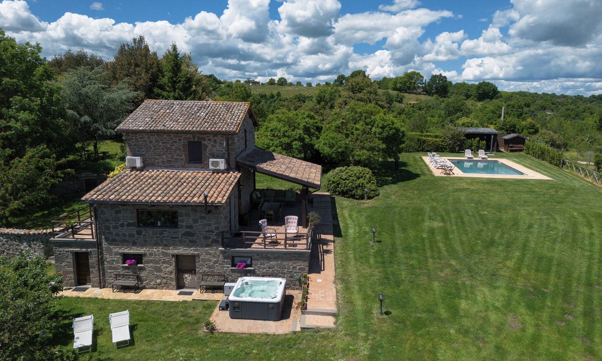 Gradoli Cottage | Farmhouse with private pool and Jacuzzi, with a splendid view of Lake Bolsena