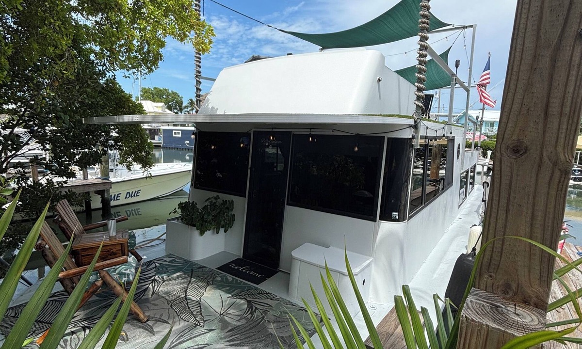 Tavernier Boat Rental | Fla Keys Luxury Houseboat, Prime Location-Steps to Fun, Food & Water Adventures