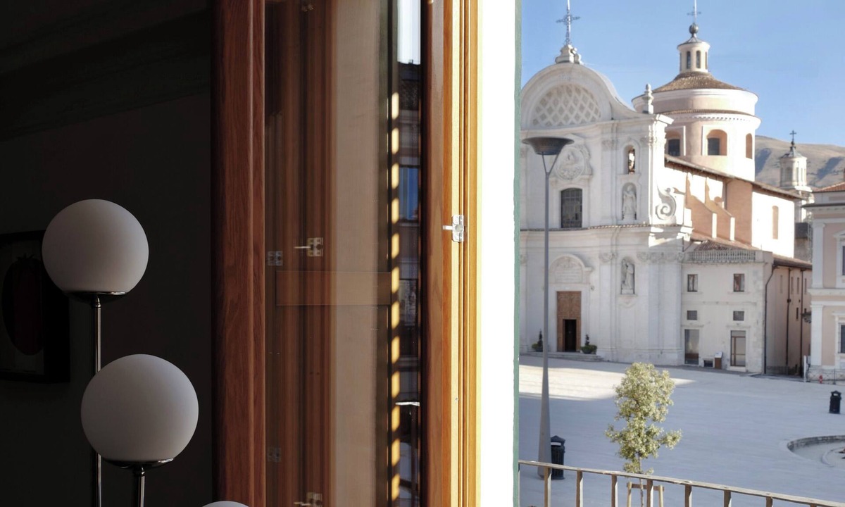 L'Aquila House | Foot of the Square