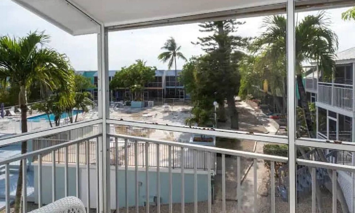 Key Largo Villa | Free Golf Cart Free Kayaks Steps to Pool Pickleball