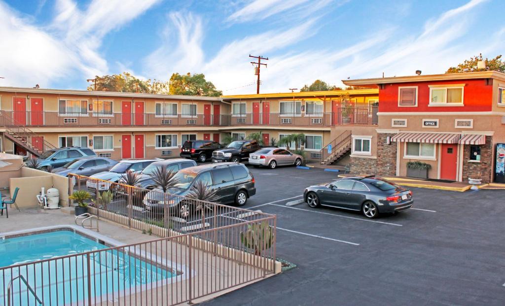 East Whittier Hotel | Friendly Hills Inn - Whittier, Los Angeles