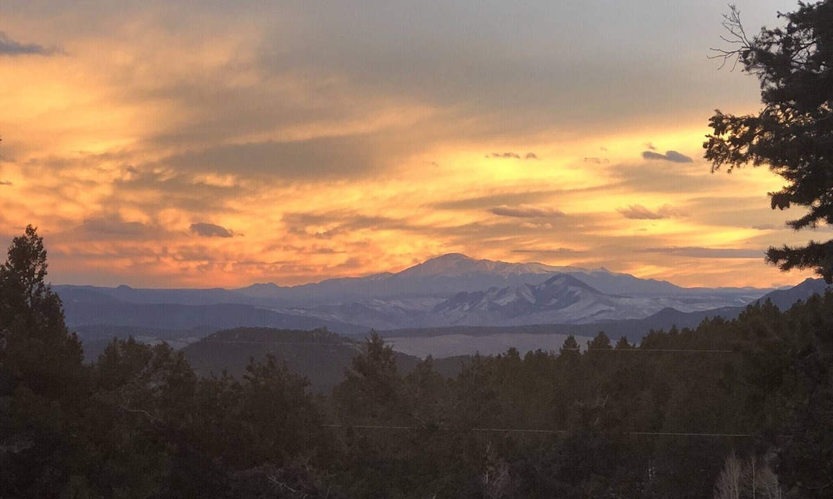 Richmond Hill Corridor House | Ft Figston Paradise with Pikes Peak View, Gourmet Kitchen & Trager