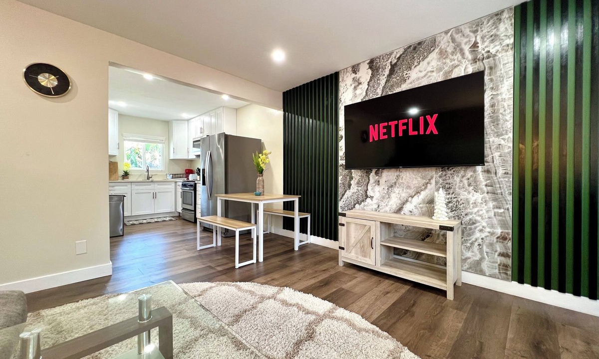 Downey Apartment | Golden Green Downey Abode ~ Poolside Suite
