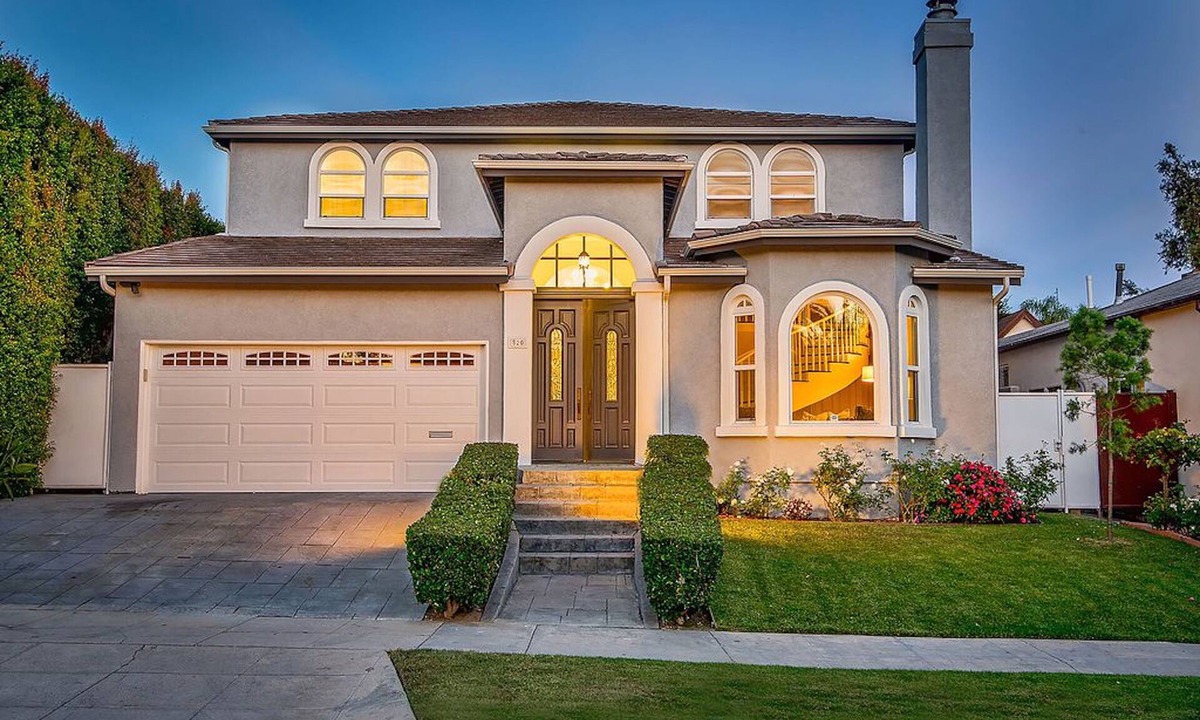 Miracle Mile House | Gorgeous 3700 Sq Ft , 7 bedroom 5.5 bathroom Home