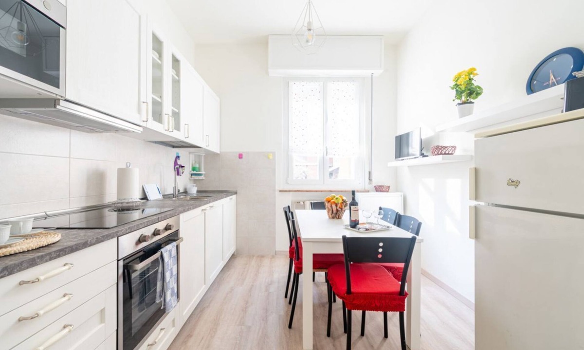 Pablo Apartment | GuestHost - Comfortable apartment located on the mezzanine floor of a building, with five floors in total, from the 70s. There are steps to access it (NO lift).In 85 m2 of space it accommodates 5 guests.We are in a very lively neighborhood, where the cit