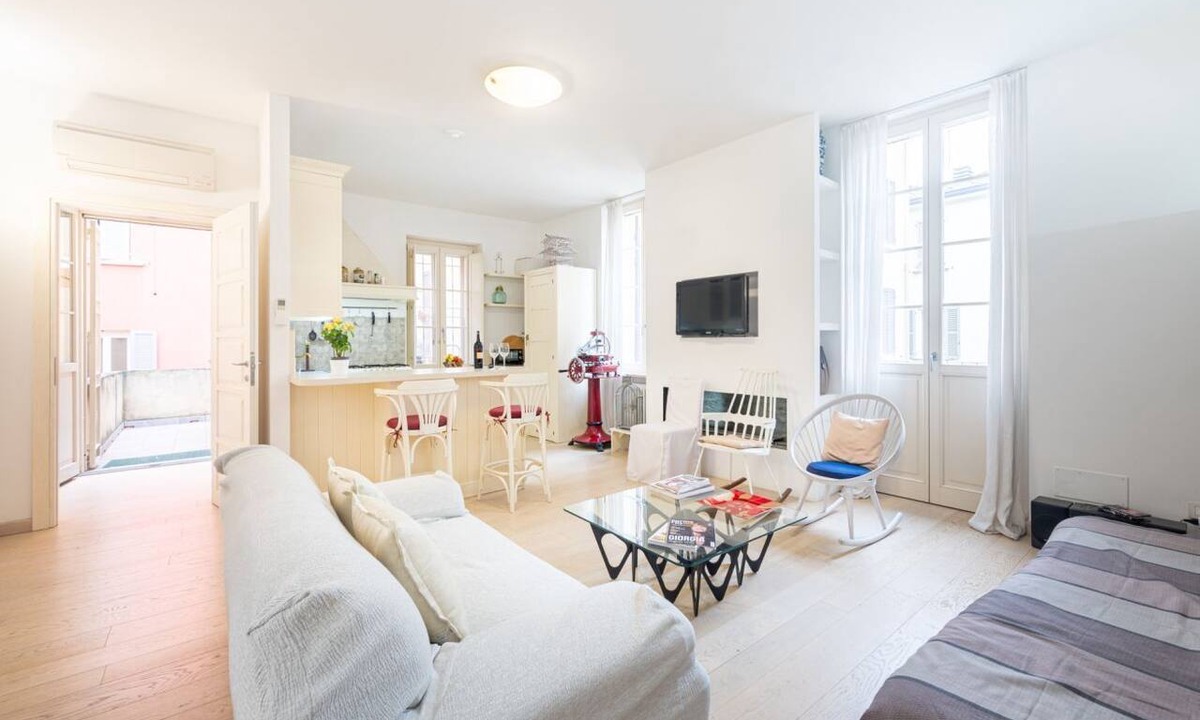 Parma City Centre Apartment | GuestHost - Comfortable apartment located on the second floor, of three in total, of a walk-up building.In 90 square meters of space it comfortably accommodates 4 people with a double bedroom and a single sofa bed in the living room.The property is locat