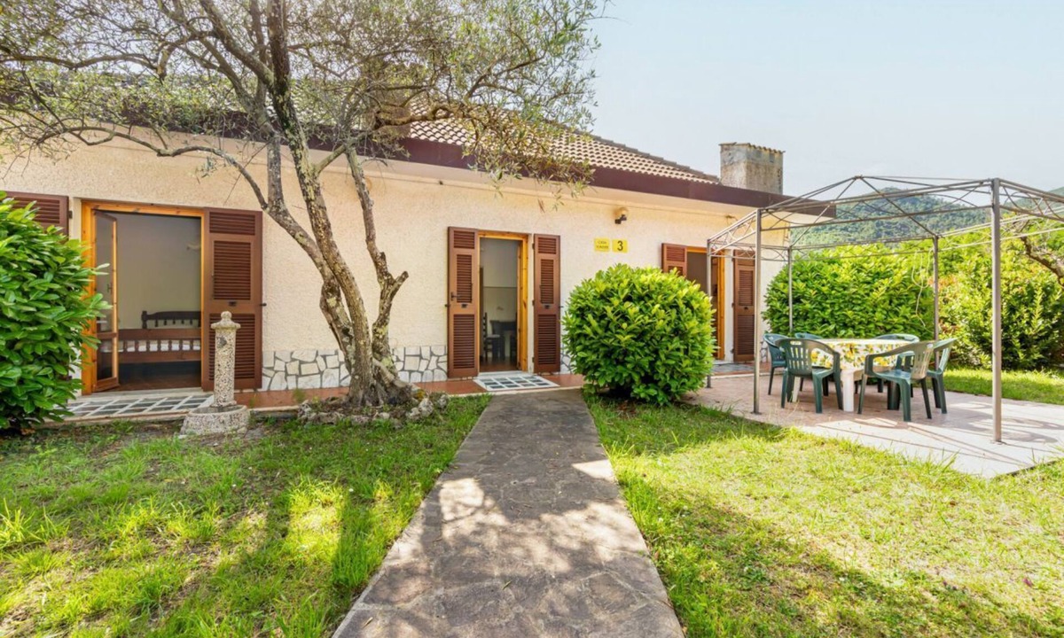Piazza Apartment | GuestHost - Pretty independent villa on one floor of 126 sqm, ideal for 5 people, surrounded by greenery and with private garden.The accommodation is located in Piazza, just 5.5 km from Deiva Marina, a picturesque seaside village known for its beaches an