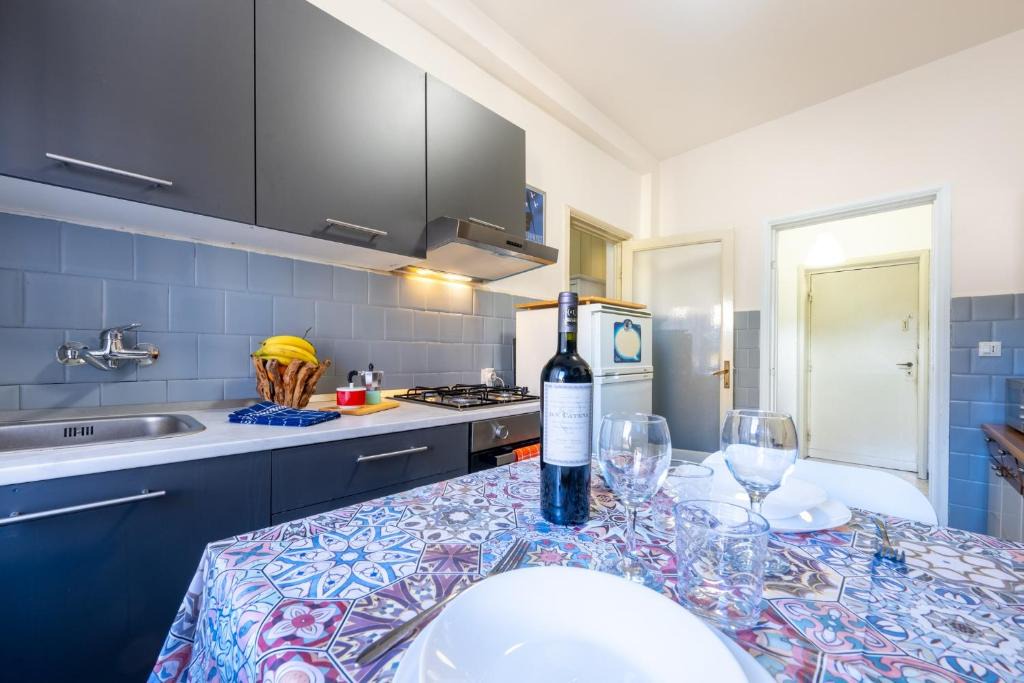 Pablo Apartment | GuestHost - Santa Croce Cozy Flat with Balcony