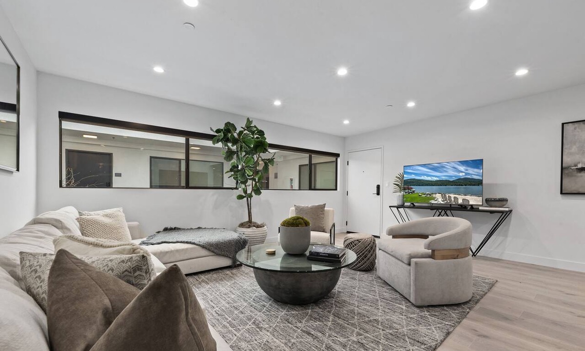 Beverly Grove Apartment | Heart of West Hollywood Stunner w/gym and co-working space