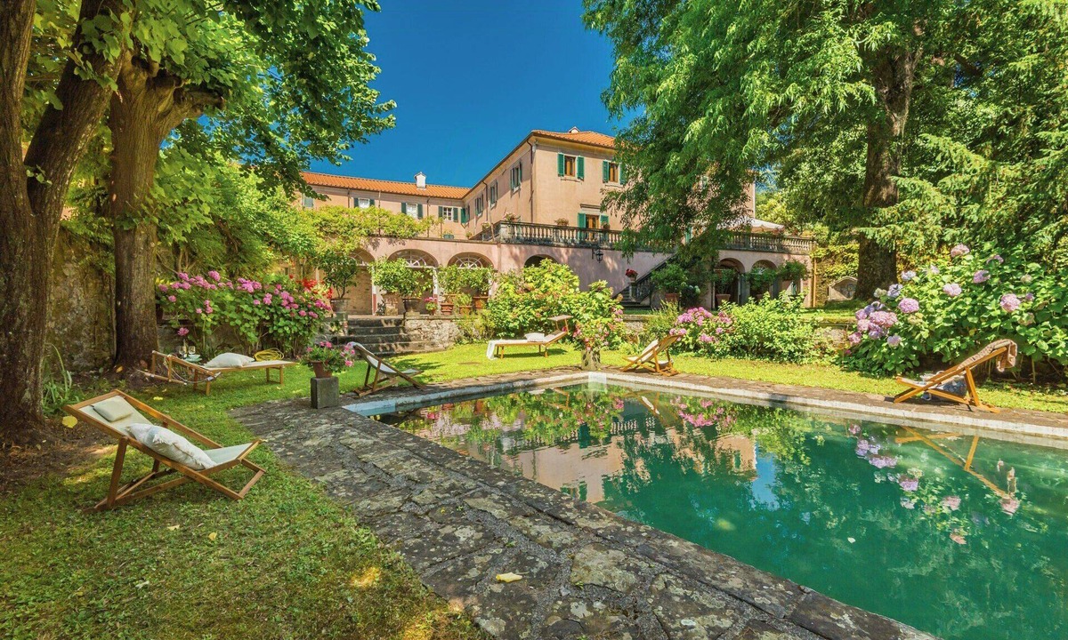 Pontremoli House | Historic villa with natural pool in Pontremoli