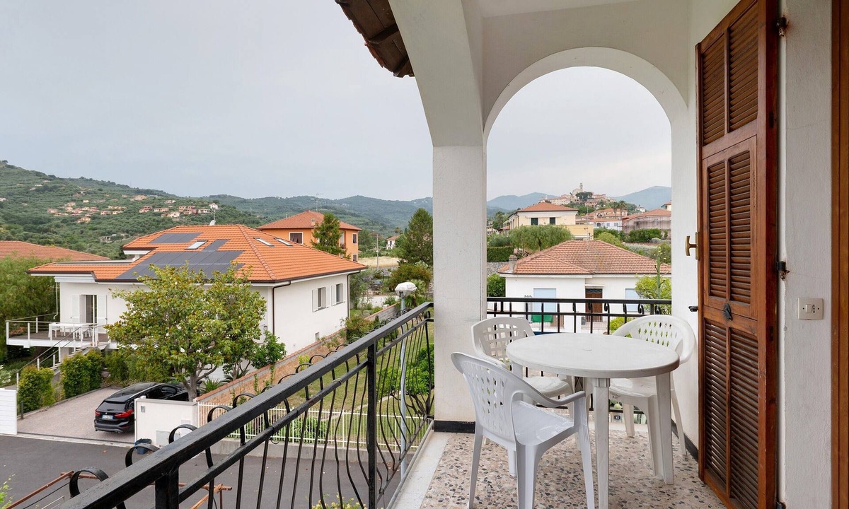 Diano Castello Apartment | Holiday Home '608' with Private Terrace and Shared Garden
