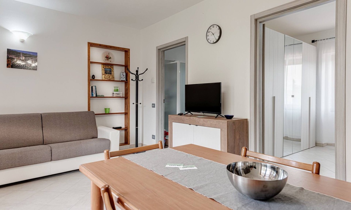 Firenzuola House | Holiday Home 'Chalet La Greta - Vista Campi' with Shared Garden and Wi-Fi