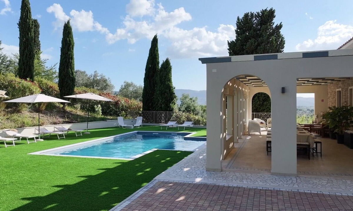 Stroncone House | Holiday Home 'In Villa Con Piscina' with Shared Pool, Wi-Fi and Air Conditioning
